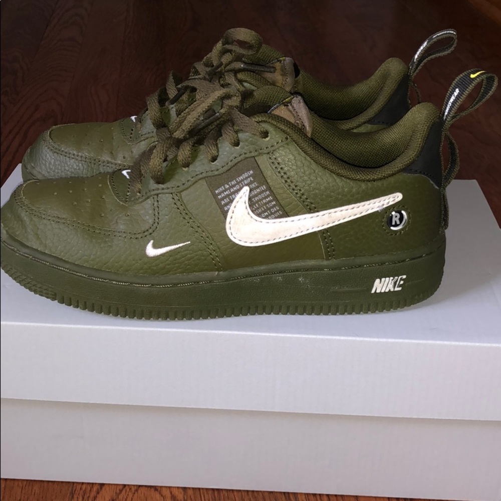 Like new! Boys size 1.5 green utility AF1